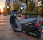 Scooter électrique Ecooter E2 Urban stationné en ville