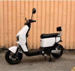 Scooter électrique Ecooter M1 stationné en ville