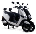 Trois scooters électriques NEXT NXPlus LS blancs et noirs