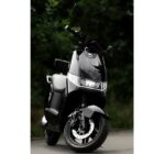 NEXT NXPlus LS noir stationné dans un environnement verdoyant